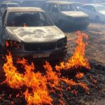 Incêndio em vegetação danifica oito veículos em Vicente Pires, DF, com chamas e fumaça em área urbana.