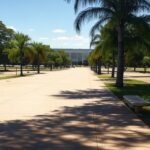 Rua em Brasília com elementos de inclusão social para pessoas em situação de rua, ao fundo o Congresso Nacional.