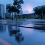 Chuvas intensas em Brasília com ruas alagadas e alertas para raios e inundações.