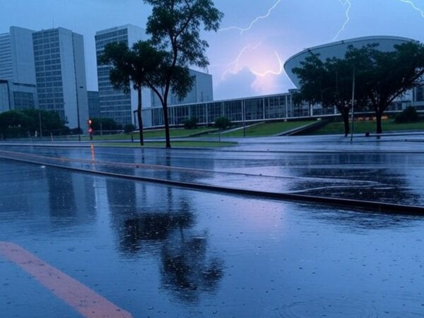 Chuvas intensas em Brasília com ruas alagadas e alertas para raios e inundações.