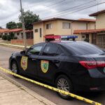 Viatura da Polícia Civil do DF em rua de Sobradinho II, com fita de isolamento, representando prisão por homicídio.