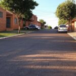 Rua residencial em Samambaia com viatura da Polícia Militar, representando suspeita de sequestro no Distrito Federal.