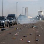 Operação da PMDF em Brasília com viaturas e spray de pimenta no ar, ambientada na capital federal.
