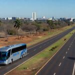 Ônibus rodoviário na rodovia entre DF e Entorno de Goiás, representando reajuste de 2,5% nas passagens.