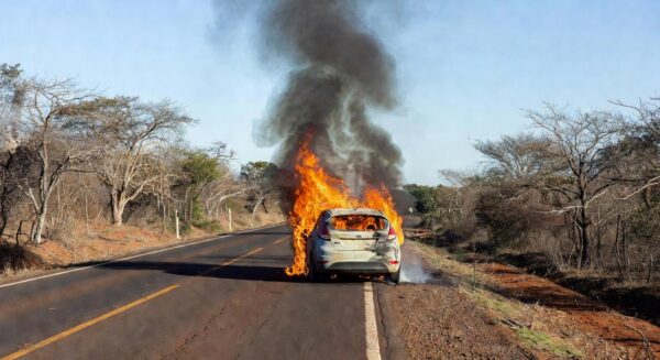 Carro Ford Fiesta em chamas na DF-001 próximo ao Jardim Botânico em Brasília, sem feridos.