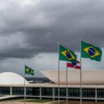 Fachada da Câmara Legislativa do DF sob céu nublado, representando falhas na proteção a mulheres e idosos no Distrito Federal.