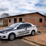 Viatura da Polícia Civil em frente a casa em Vicente Pires, representando detenção por abandono de criança com drogas.