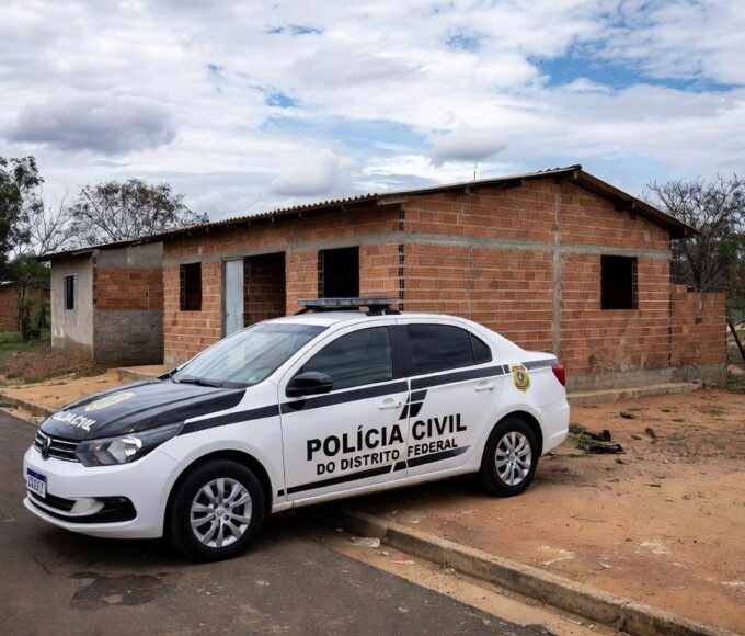 Viatura da Polícia Civil em frente a casa em Vicente Pires, representando detenção por abandono de criança com drogas.