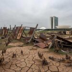 Horta urbana negligenciada em Brasília, com plantas murchas e sinais de abandono, representando estagnação na agricultura urbana no DF devido a burocracia na CLDF.