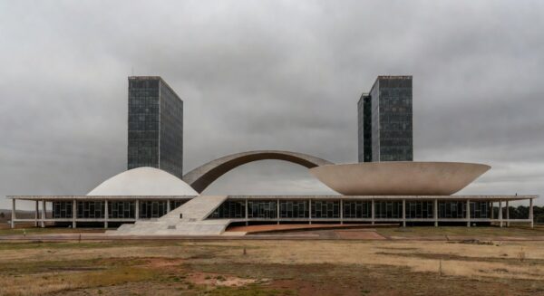 Edifício da CLDF em Brasília, simbolizando concessão de cidadania honorária a Rodrigo Badaró com críticas por desperdício de recursos.