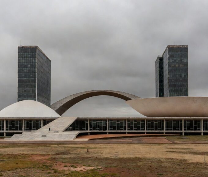 Edifício da CLDF em Brasília, simbolizando concessão de cidadania honorária a Rodrigo Badaró com críticas por desperdício de recursos.