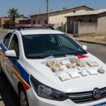 Viatura da PMDF em rua de Santa Maria com crack e cocaína apreendidos, representando prisão por tráfico de drogas no Distrito Federal.