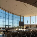 Auditório em Brasília com bandeiras brasileiras durante II Conferência de Segurança Pública.