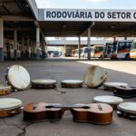 Roda de samba gratuita na Rodoviária do Setor O em Ceilândia, celebrando mulheres sambistas, com instrumentos musicais e ambiente urbano brasileiro.