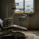 Cadeira odontológica deteriorada em clínica pública de Brasília, simbolizando falhas no apoio à saúde bucal.