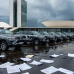 Viaturas da Polícia Civil do DF em frente à Câmara Legislativa, representando apoio a projeto de lei sobre falhas na Previdência.