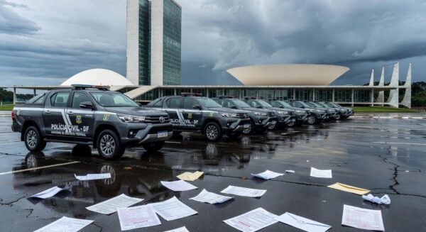 Viaturas da Polícia Civil do DF em frente à Câmara Legislativa, representando apoio a projeto de lei sobre falhas na Previdência.