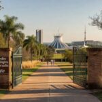 Vista panorâmica do Zoológico de Brasília com animais em recintos naturais, homenageando o Dia da Mulher com entrada gratuita.