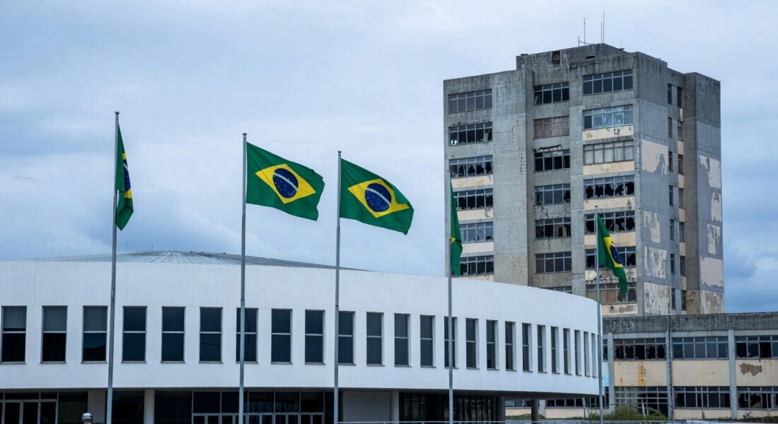Hospital público em Brasília com sinais de crise na saúde, ambulâncias e estrutura deteriorada.