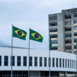 Hospital público em Brasília com sinais de crise na saúde, ambulâncias e estrutura deteriorada.