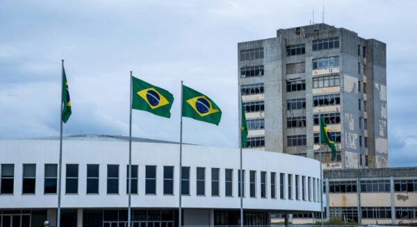 Hospital público em Brasília com sinais de crise na saúde, ambulâncias e estrutura deteriorada.