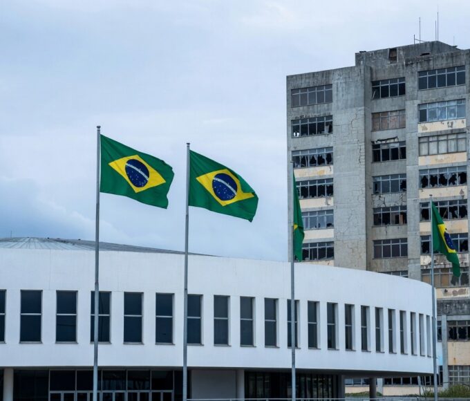 Hospital público em Brasília com sinais de crise na saúde, ambulâncias e estrutura deteriorada.