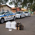 Viaturas da PMDF e pacotes de drogas apreendidas em rua do Recanto das Emas, Brasília.