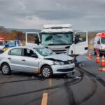 Cena de acidente com quatro veículos colididos na rodovia DF-150 em Sobradinho, Distrito Federal, deixando três feridos.