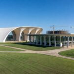 Campus universitário em Brasília, Distrito Federal, ilustrando o aumento de 77% em matrículas no ensino superior público com expansão da UnDF.