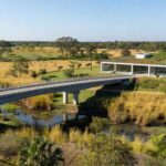 Viaduto concluído no Jardim Botânico, Brasília, com obras viárias e investimento de R$ 45 milhões pelo GDF.