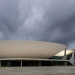Edifício da CLDF em Brasília, concedendo título de Cidadão Honorário a juiz sob suspeitas de favorecimento.