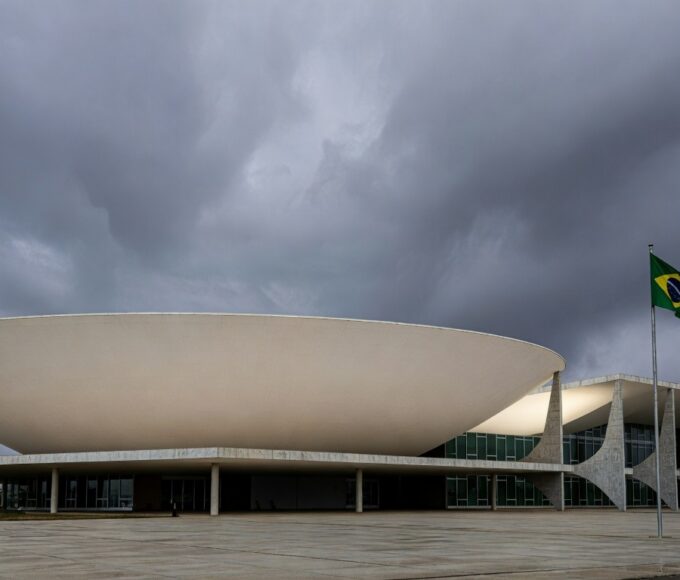 Edifício da CLDF em Brasília, concedendo título de Cidadão Honorário a juiz sob suspeitas de favorecimento.