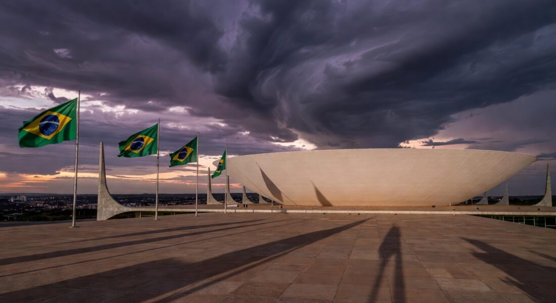 Placa do Prêmio Marielle Franco em frente à CLDF em Brasília, simbolizando retrocessos nos direitos humanos.