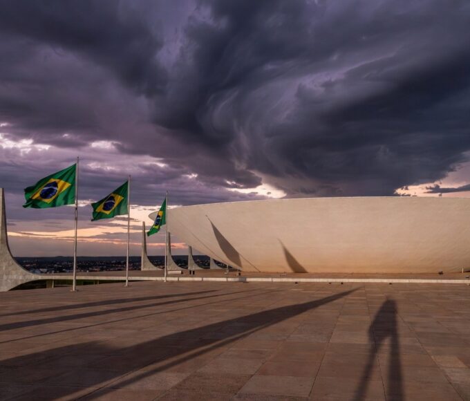 Placa do Prêmio Marielle Franco em frente à CLDF em Brasília, simbolizando retrocessos nos direitos humanos.