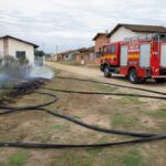 Caminhão de bombeiros controlando incêndio causado por cigarro no Paranoá, Brasília, sem vítimas.