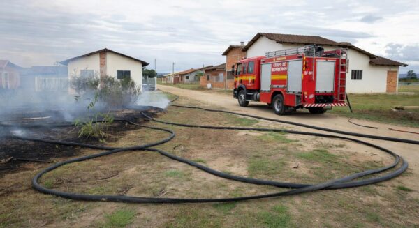Caminhão de bombeiros controlando incêndio causado por cigarro no Paranoá, Brasília, sem vítimas.