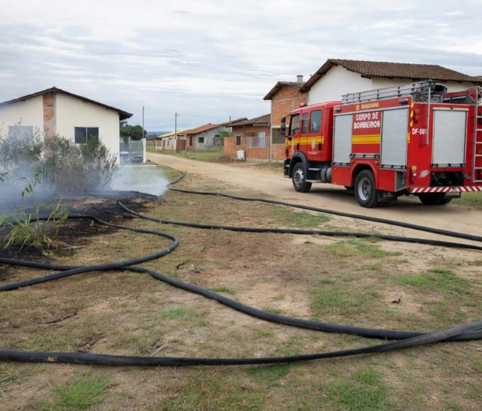 Caminhão de bombeiros controlando incêndio causado por cigarro no Paranoá, Brasília, sem vítimas.