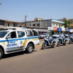Viaturas da PMDF em rua de Taguatinga durante Operação Dois de Ouro para combater criminalidade e celebrar aniversário.