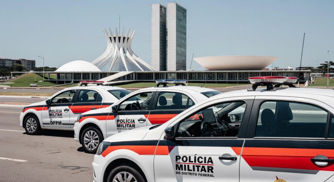 Viaturas da PMDF com equipamentos de comunicação em Brasília, representando missão técnica para aprimorar emergências.