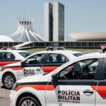 Viaturas da PMDF com equipamentos de comunicação em Brasília, representando missão técnica para aprimorar emergências.