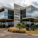 Laptop com site da Caesb exibindo inscrições para estágios no DF, relógio indicando prazo curto e barreiras online frustrando jovens.