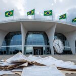 Edifício da CLDF em Brasília sob céu nublado, com elementos de imóveis ao fundo, representando prioridade questionável em meio a crises no DF.