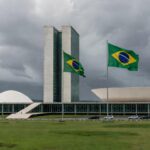 Edifício da CLDF em Brasília sob céu nublado, representando concessão polêmica de título honorário.