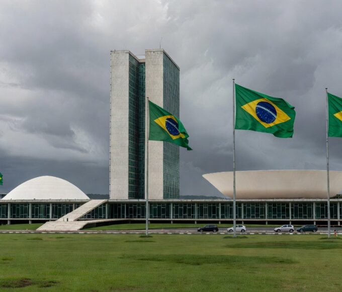 Edifício da CLDF em Brasília sob céu nublado, representando concessão polêmica de título honorário.