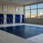 Academia de jiu-jitsu vazia em Brasília, representando palestra do MPDFT sobre prevenção à importunação sexual.