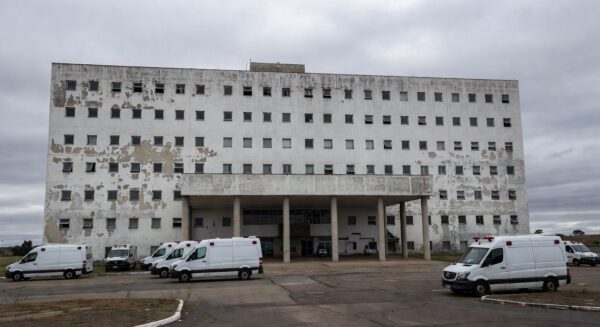 Hospital público em Brasília com sinais de negligência, fachada deteriorada e equipamentos abandonados, destacando crise na saúde do DF.