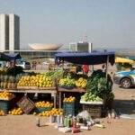 Viatura da Polícia Militar em feira no Distrito Federal após incidente com briga e spray de gás.