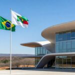 Edifício Marlon Tomazette inaugurado pela PGDF em Brasília, celebrando 65 anos, com arquitetura moderna e bandeiras ao fundo.
