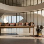 Sala da Justiça Federal no DF com livros e projetor de cinema, representando clube cultural.