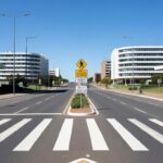 Faixa de pedestre em avenida de Brasília com sinalização educativa do Detran-DF, celebrando redução de atropelamentos.